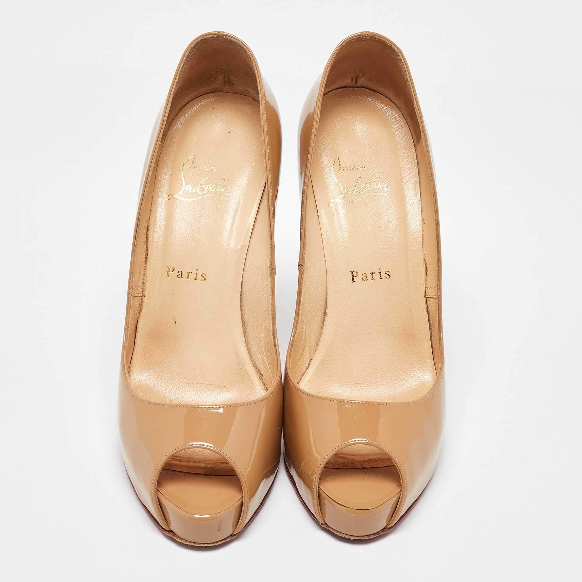 Beige Christian Louboutin Escarpins très prisés à bout ouvert en cuir verni beige, taille 39 en vente