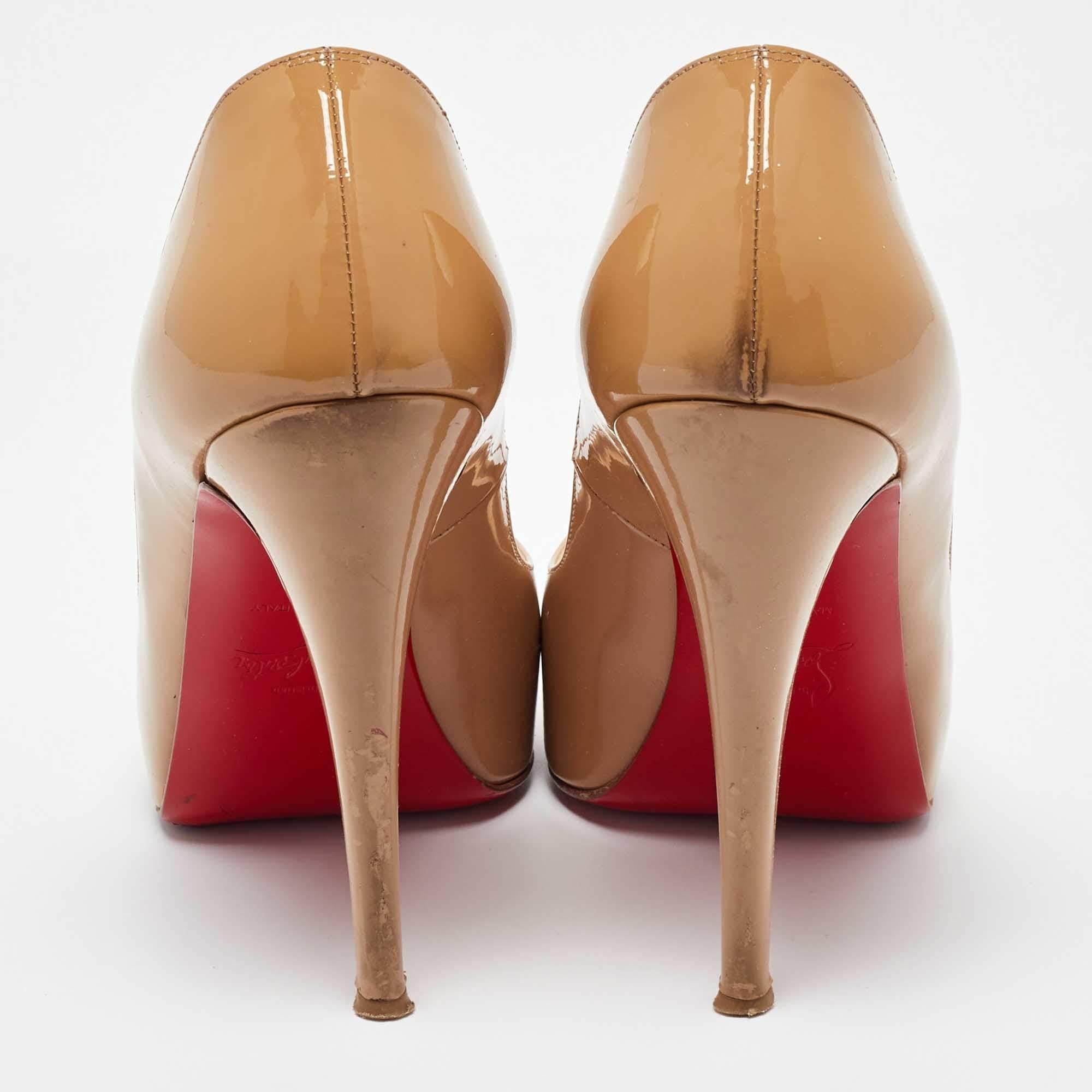 Christian Louboutin Escarpins très prisés à bout ouvert en cuir verni beige, taille 39 Pour femmes en vente