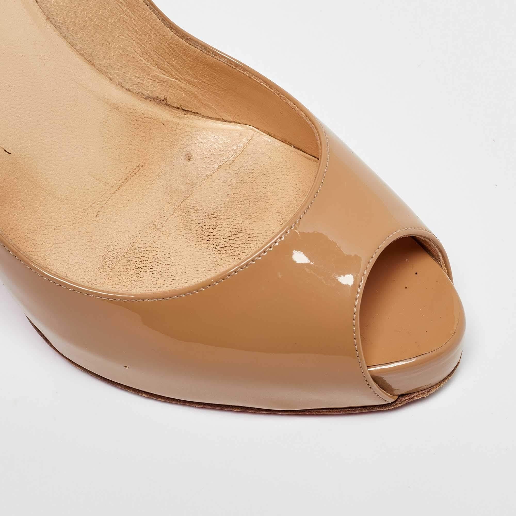 Christian Louboutin Escarpins très prisés à bout ouvert en cuir verni beige, taille 39 en vente 2