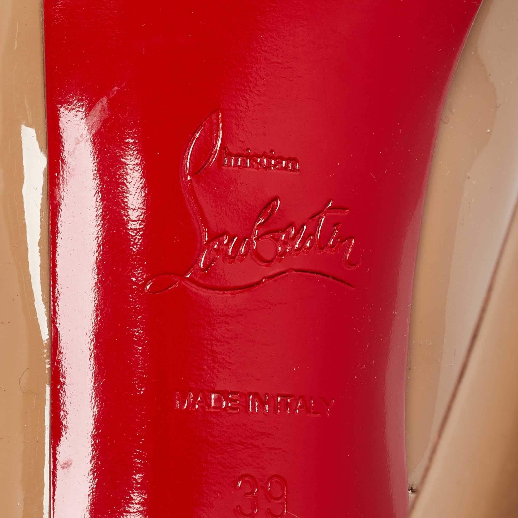 Christian Louboutin Escarpins très prisés à bout ouvert en cuir verni beige, taille 39 en vente 3