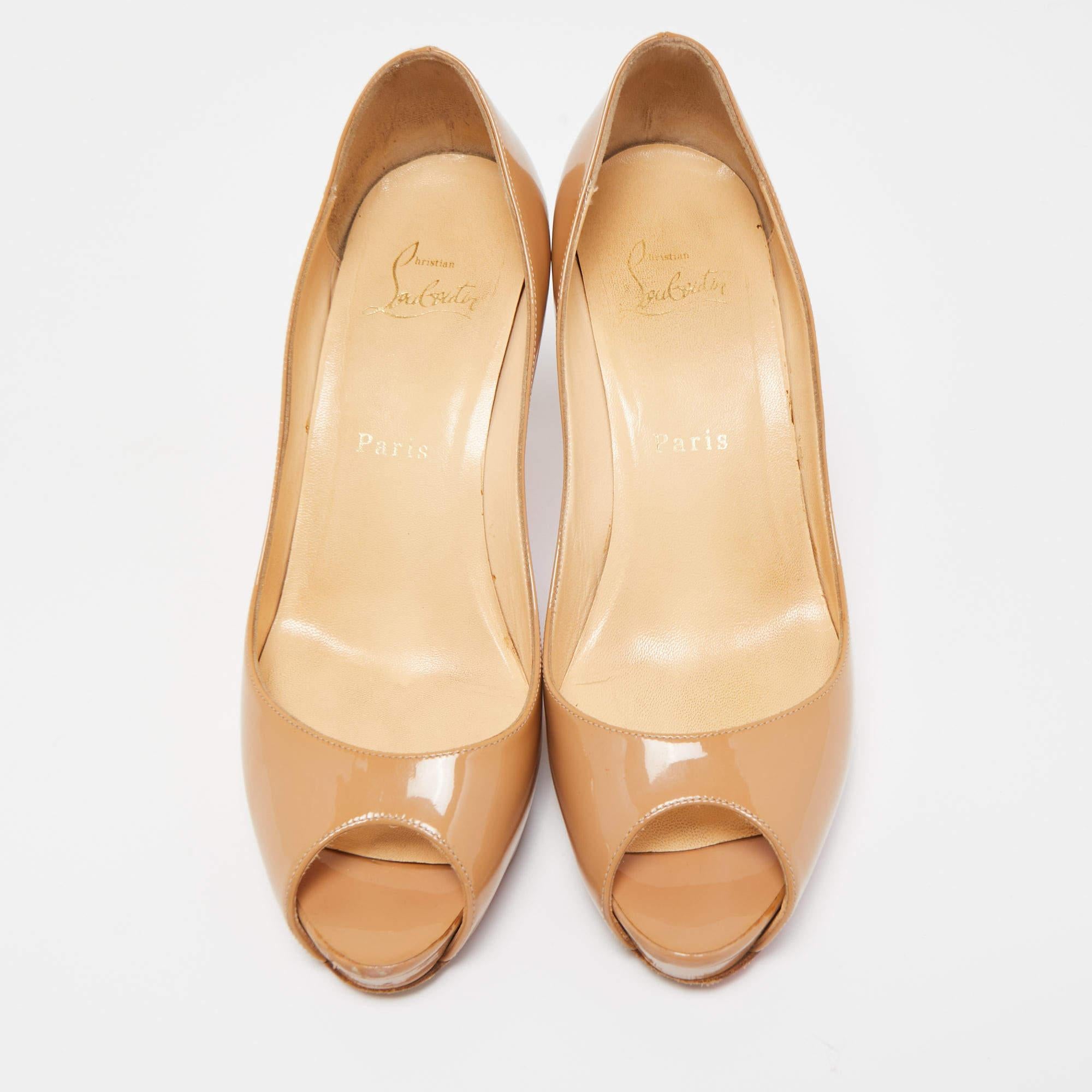 Women's Christian Louboutin Beige Patent Leather Very Prive Pumps Size 37 For Sale