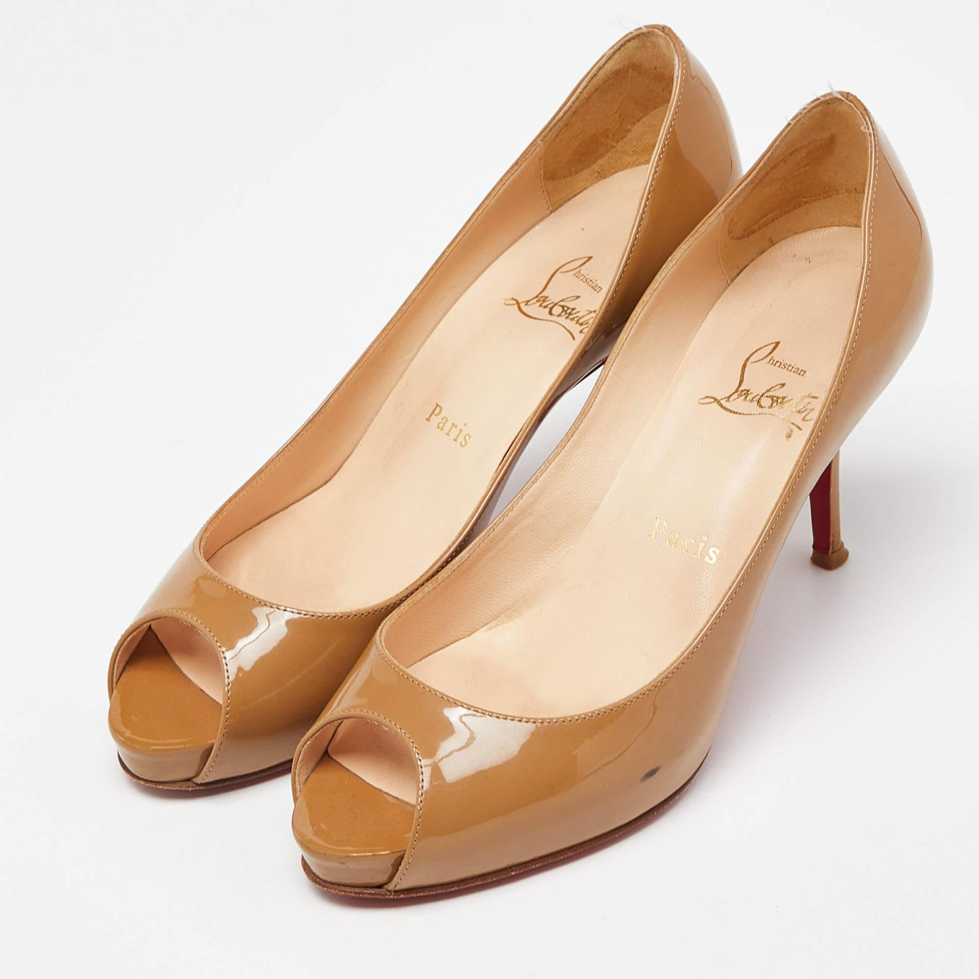 Affronta la giornata con sicurezza indossando questo paio di décolleté di Christian Louboutin. Creata in pelle verniciata, le sue curve ben disegnate delineeranno elegantemente i tuoi piedi. I tacchi alti e i plateau di queste scarpe peep-toe