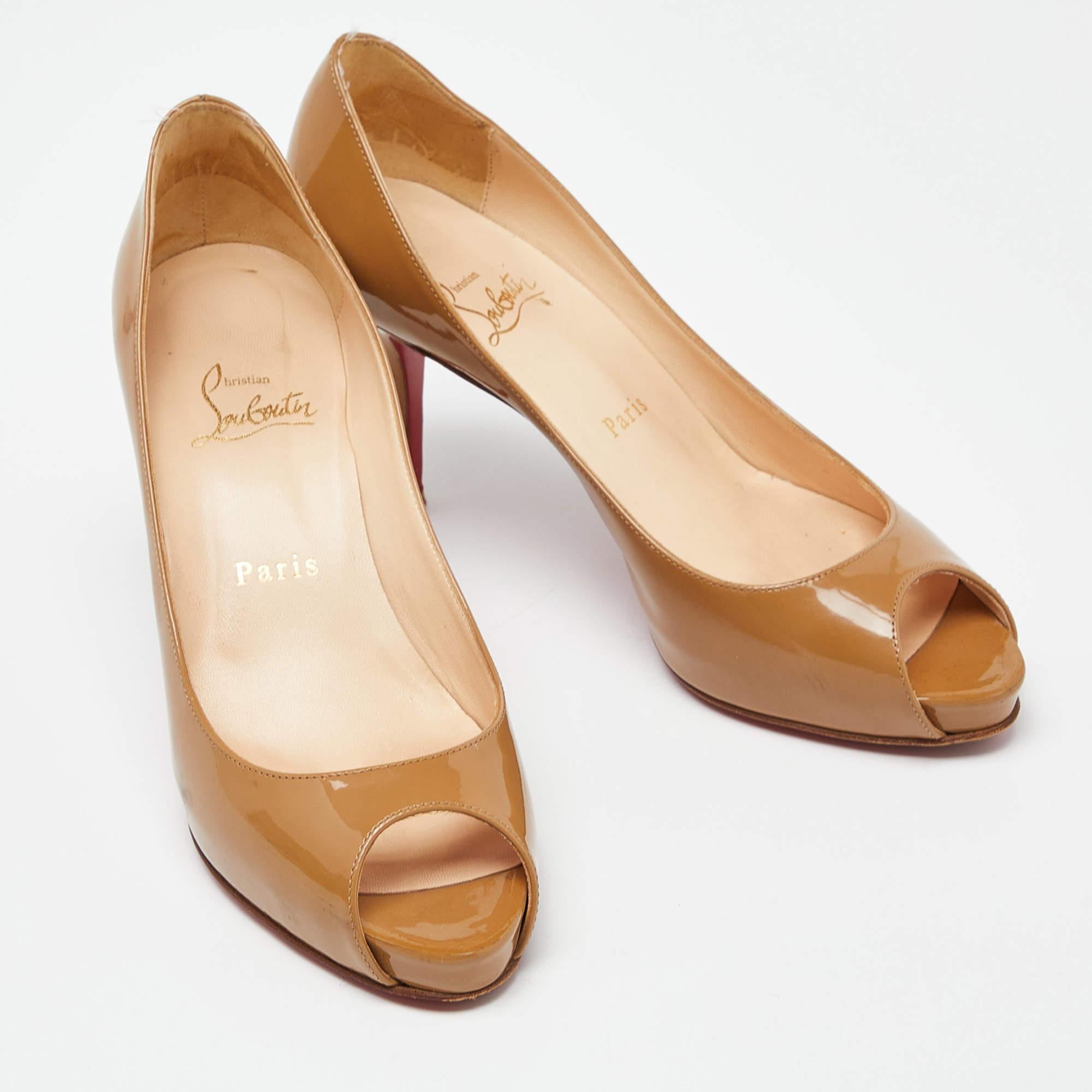 Donna Christian Louboutin Beige Patent Leather Very Prive Pumps Taglia 38 in vendita