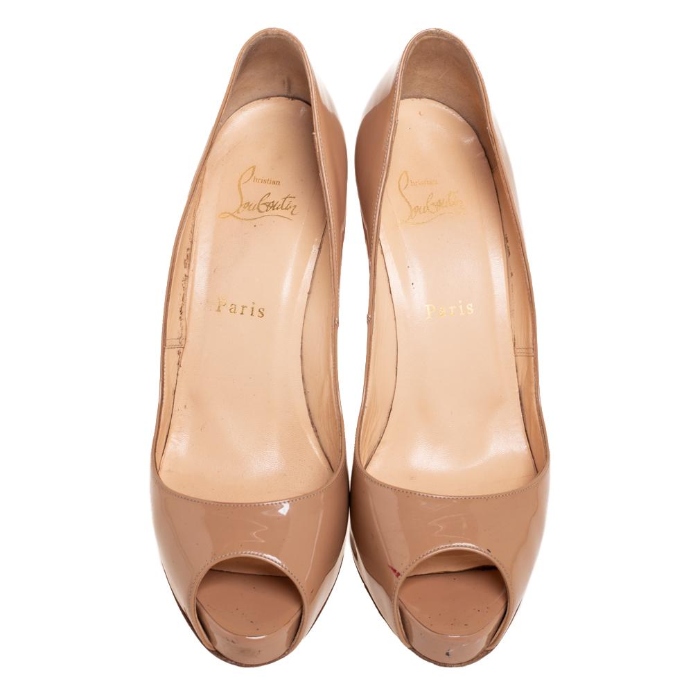 Women's Christian Louboutin Beige Patent Leather Very Prive Pumps Size 39 For Sale