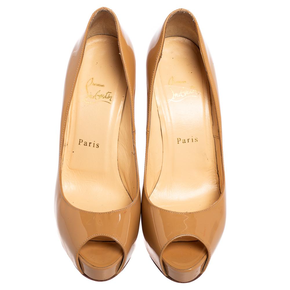 Christian Louboutin Beige Patent Leather Very Prive Pumps Size 39 In Good Condition For Sale In Dubai, Al Qouz 2