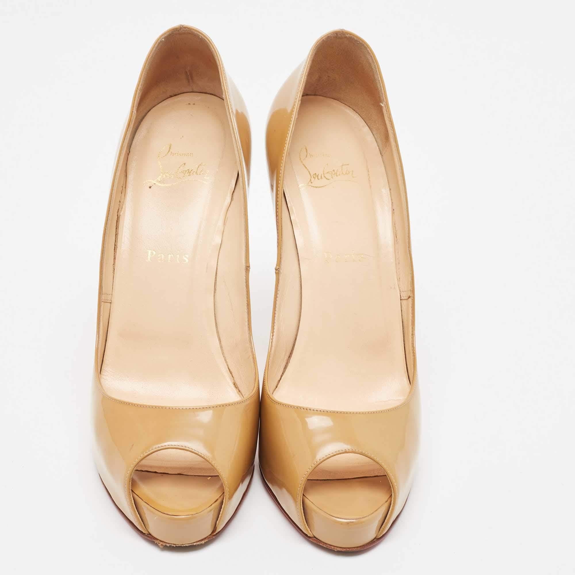 Beige Christian Louboutin Escarpins très prisés en cuir verni beige taille 39.5 en vente