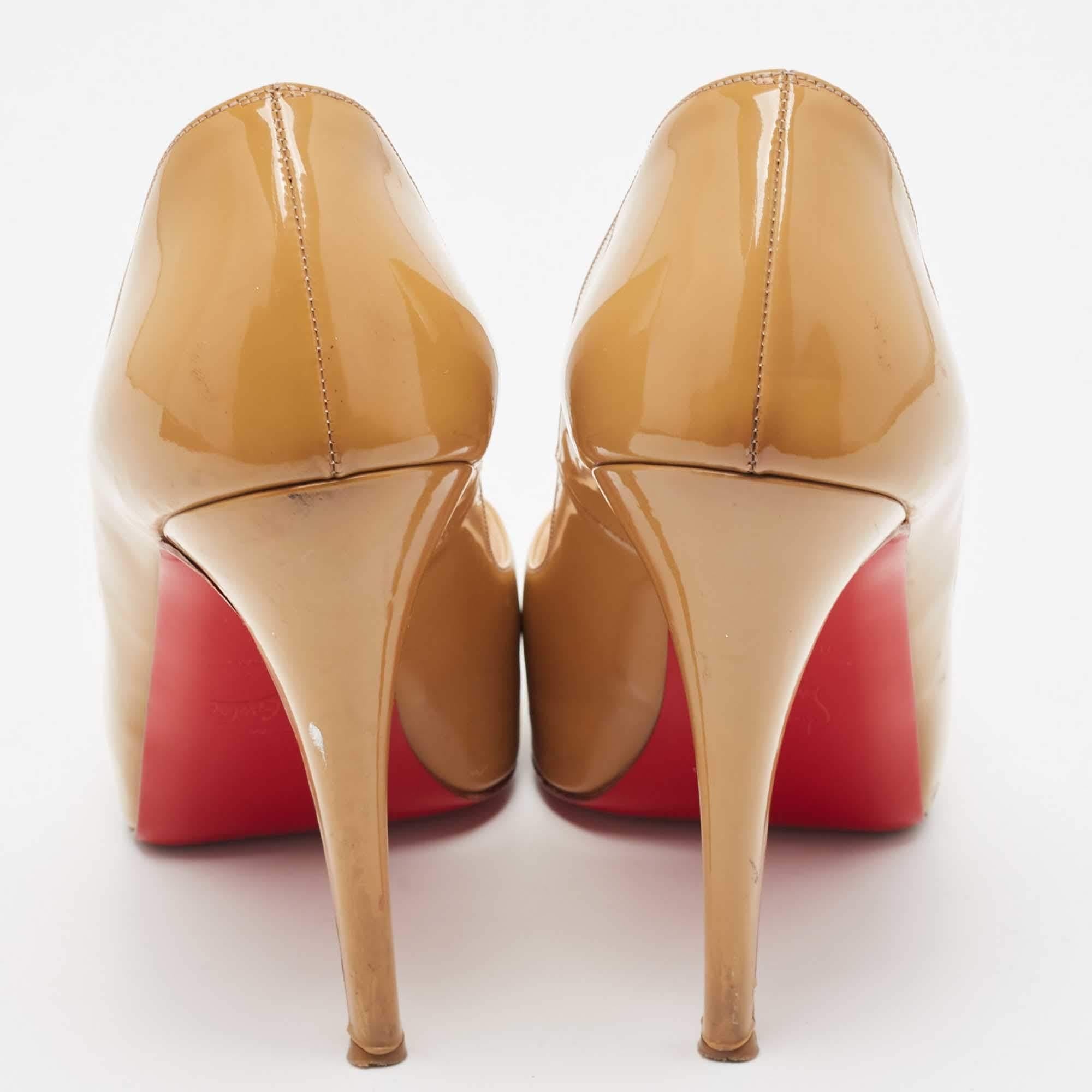 Christian Louboutin Escarpins très prisés en cuir verni beige taille 39.5 Pour femmes en vente