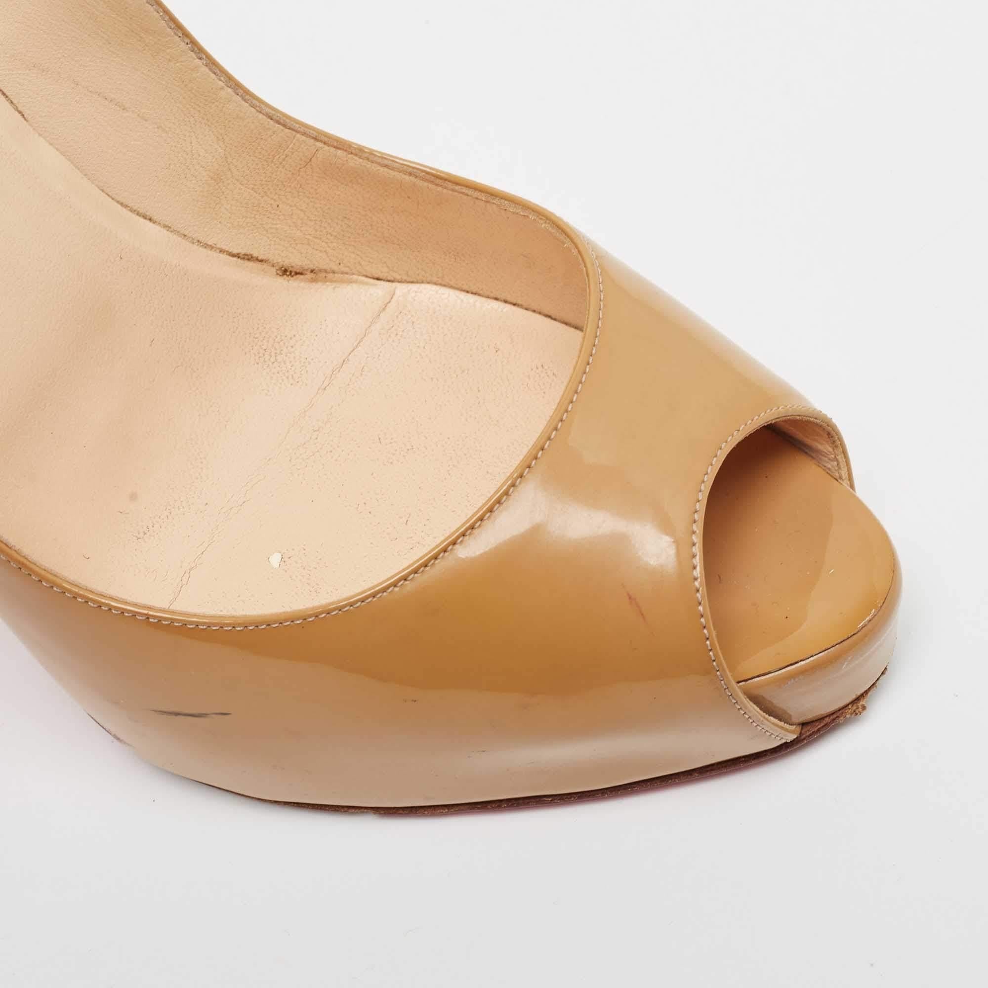 Christian Louboutin Escarpins très prisés en cuir verni beige taille 39.5 en vente 2
