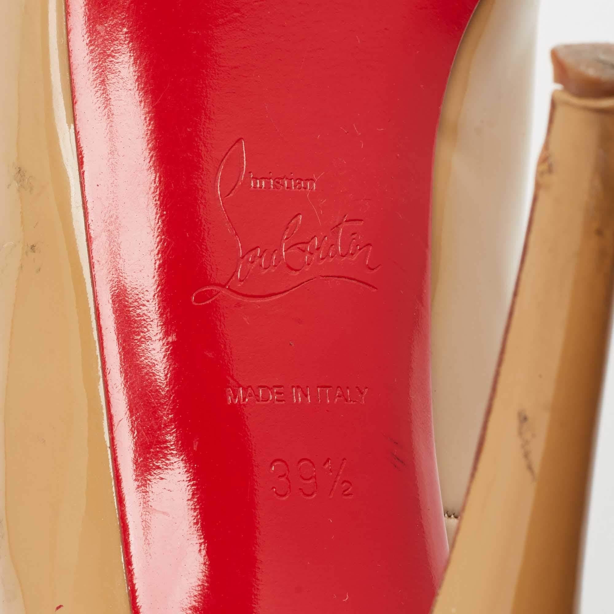 Christian Louboutin Escarpins très prisés en cuir verni beige taille 39.5 en vente 3