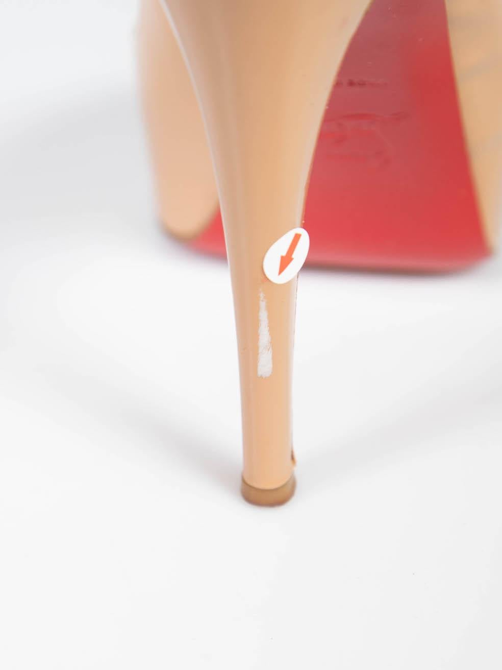 Christian Louboutin Tacones de punta de charol beige Talla IT 39 en venta 2