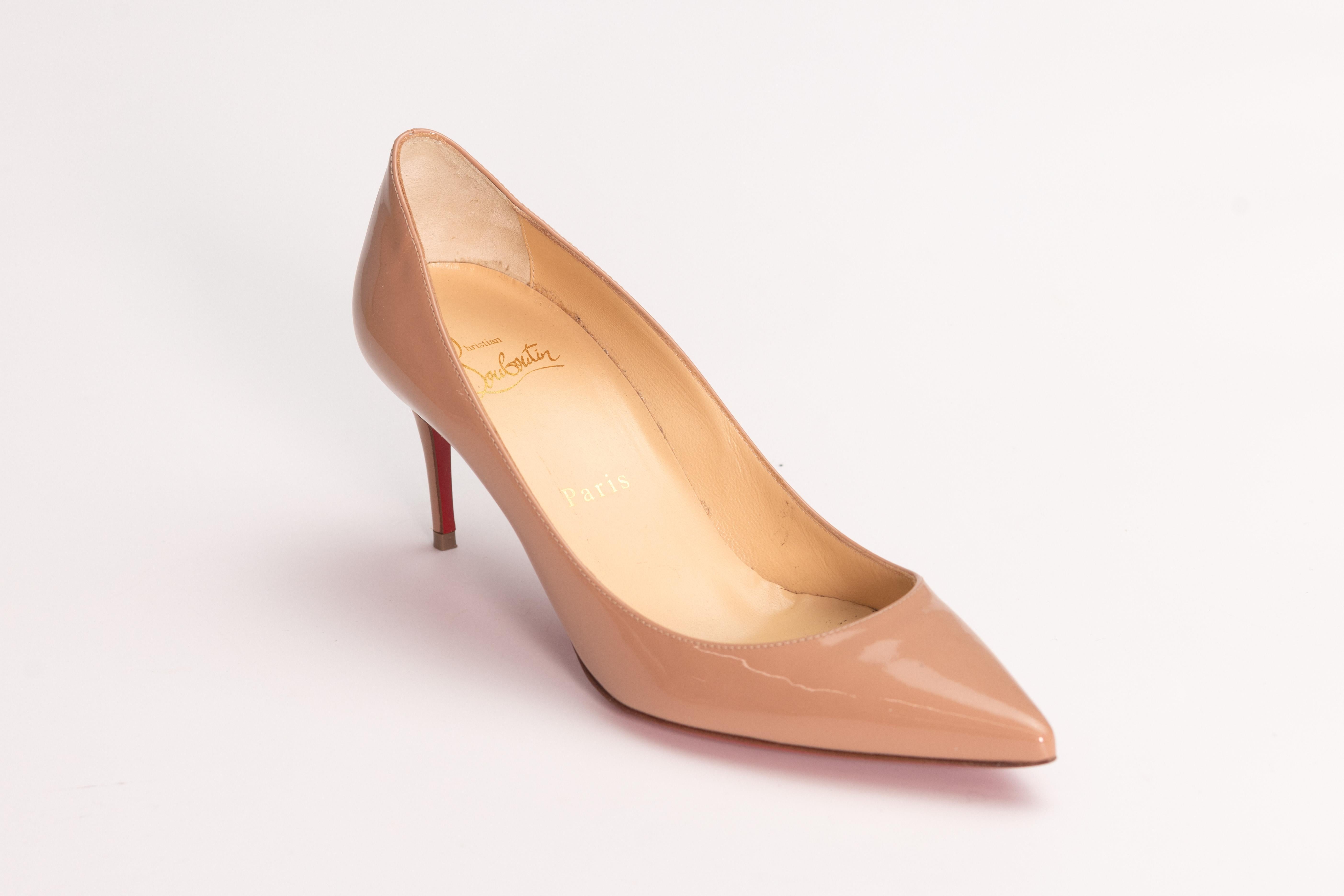 Color: Beige
Material: Patent leather
Size: 35.5 EU / 4.5 US
Heel Height: 50 mm / 2”
Condition: Very good. Light catches to the under soles. Faint hairline scratches to uppers from handling.
Comes with: Dust bag and box

Made in Italy