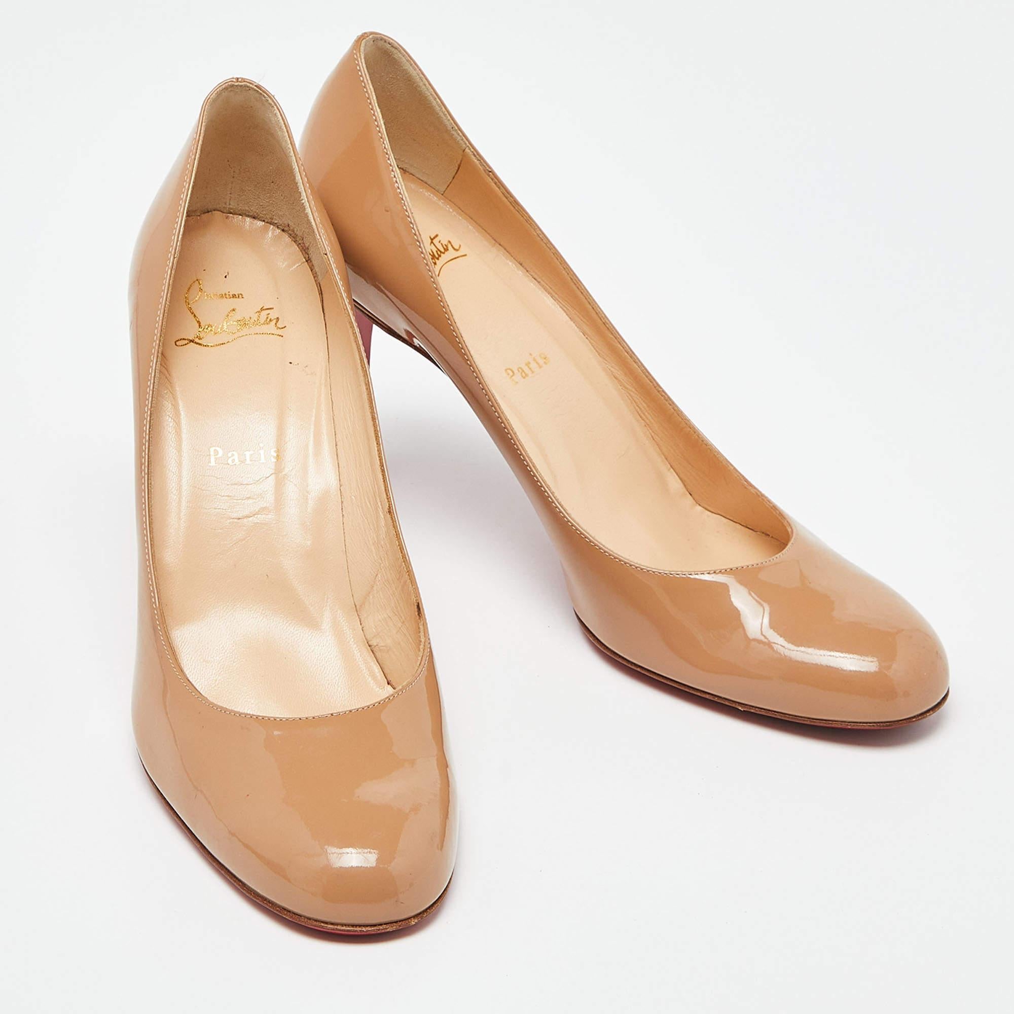 Christian Louboutin Beige Patent Simple Pumps Size 38.5 In Fair Condition For Sale In Dubai, Al Qouz 2