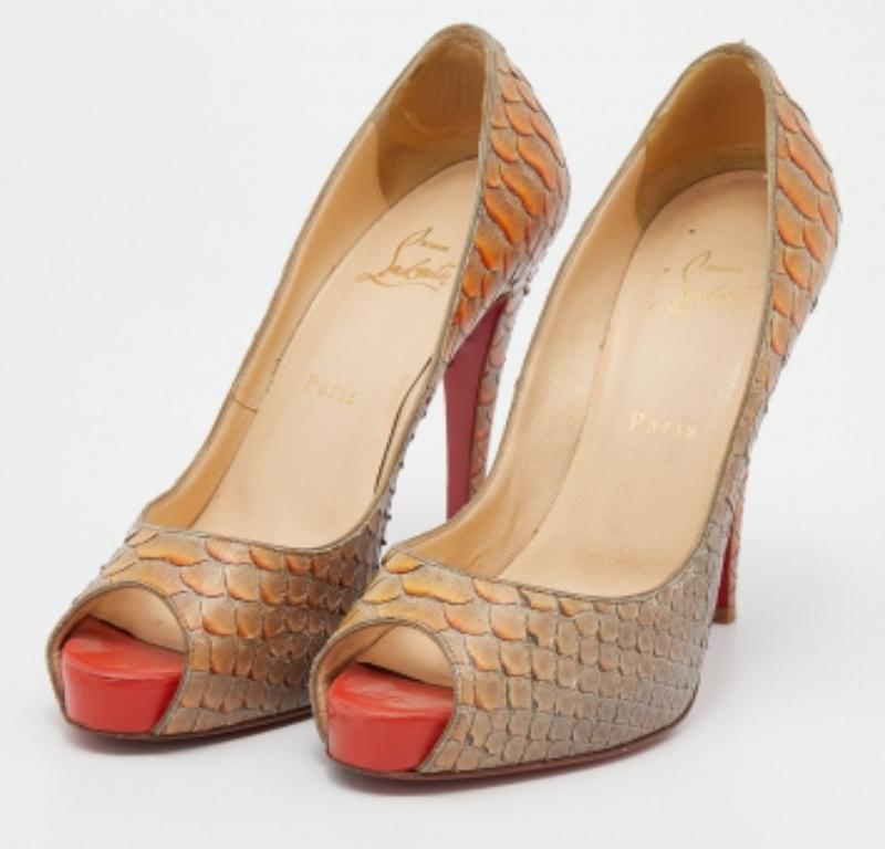 El seductor diseño Altadama y el versátil tono beige de estos zapatos de salón Christian Louboutin los convierten en un imprescindible. Elaborados con maestría, estos zapatos de salón se asientan sobre una base duradera y un cómodo tacón. Elige este