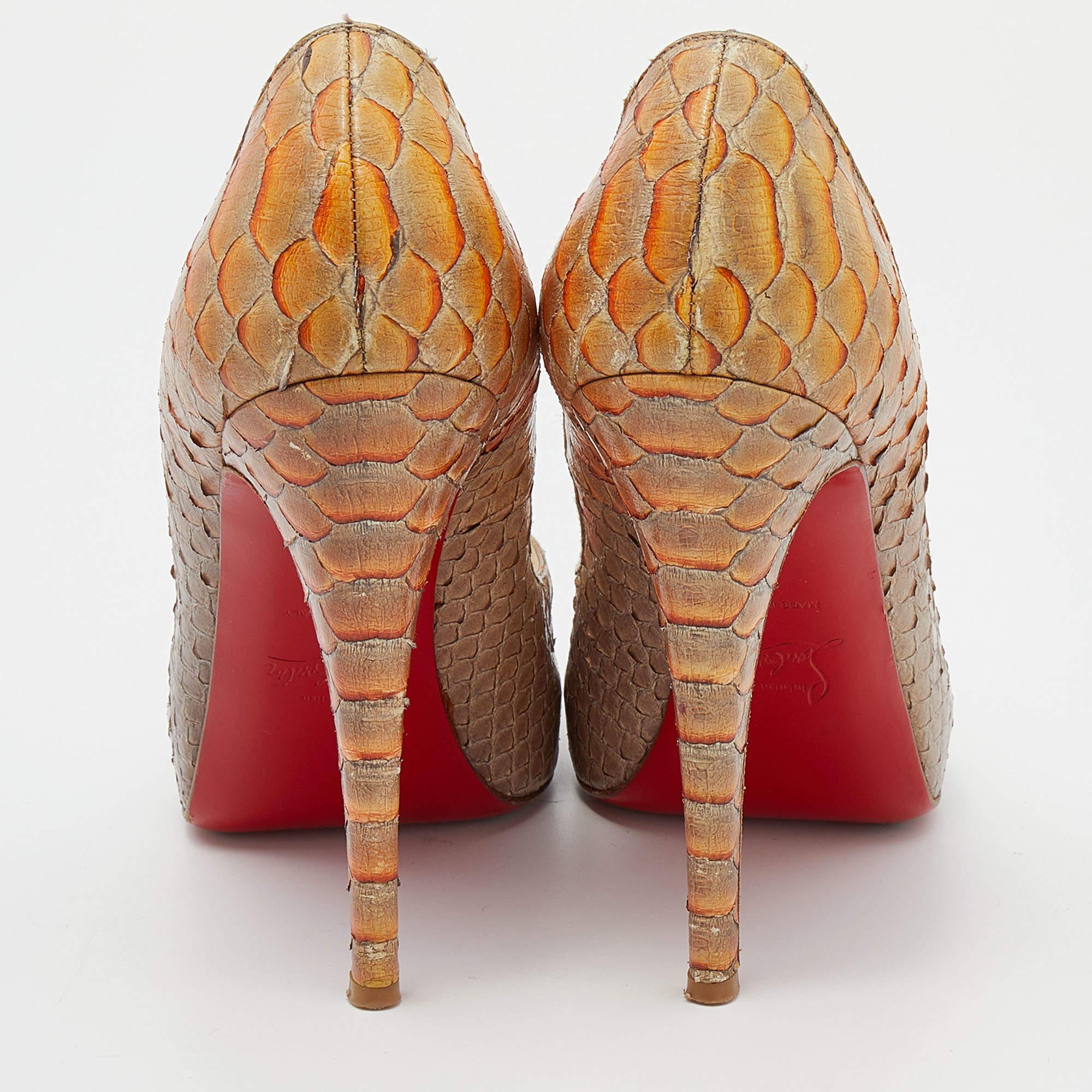 The alluring Altadama design and a versatile beige hue of these Christian Louboutin pumps make the pair a must-have. Crafted skilfully, these pumps are set on a durable base and comfortable heel. Choose this finely-designed pair of pumps to make a