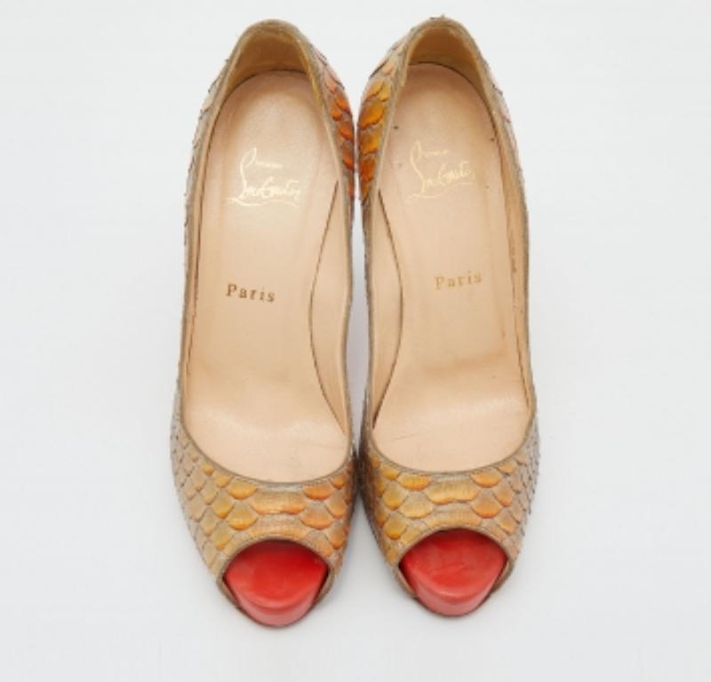 Christian Louboutin Bombas de punta Altadama de piel de pitón beige Tamaño 39 Beige en venta