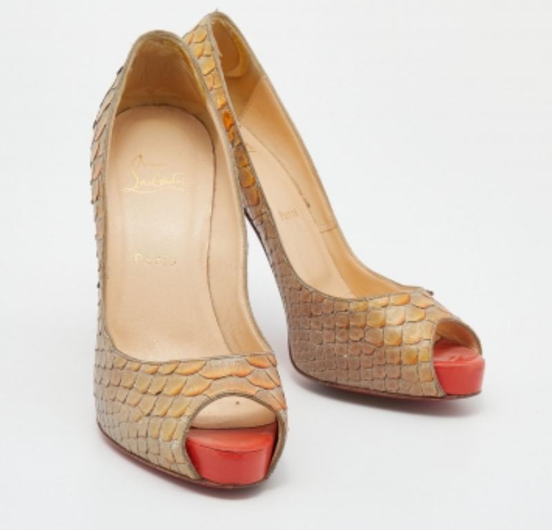 Christian Louboutin Bombas de punta Altadama de piel de pitón beige Tamaño 39 en Bueno estado para la venta en Dubai, Al Qouz 2