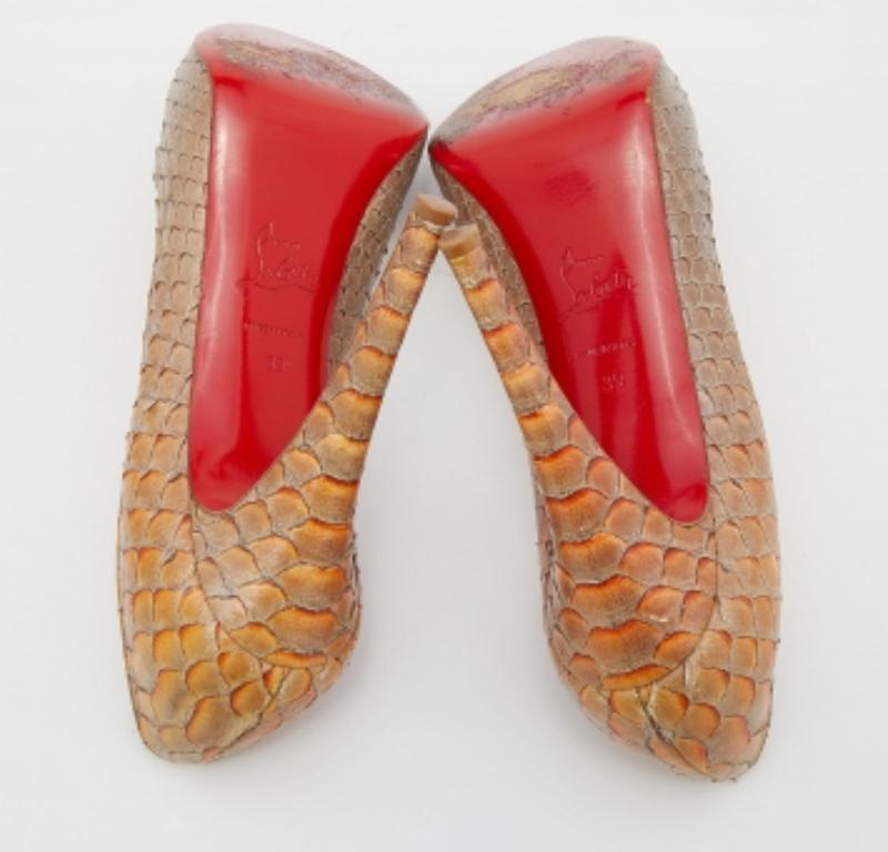 Christian Louboutin Bombas de punta Altadama de piel de pitón beige Tamaño 39 en venta 1