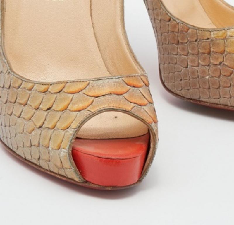 Christian Louboutin Bombas de punta Altadama de piel de pitón beige Tamaño 39 en venta 3