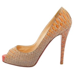 Christian Louboutin Bombas de punta Altadama de piel de pitón beige Tamaño 39