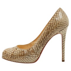 Christian Louboutin Escarpins à bout rond simples en cuir de python beige, Taille 36,5, Neuf