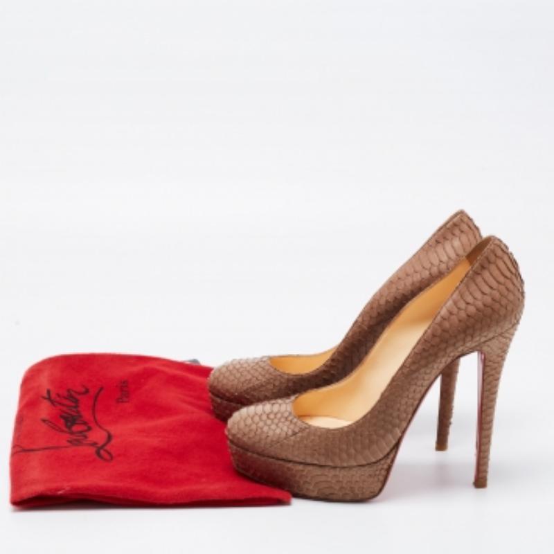 Christian Louboutin Bombas con punta de piel de pitón beige talla 39 en venta 5