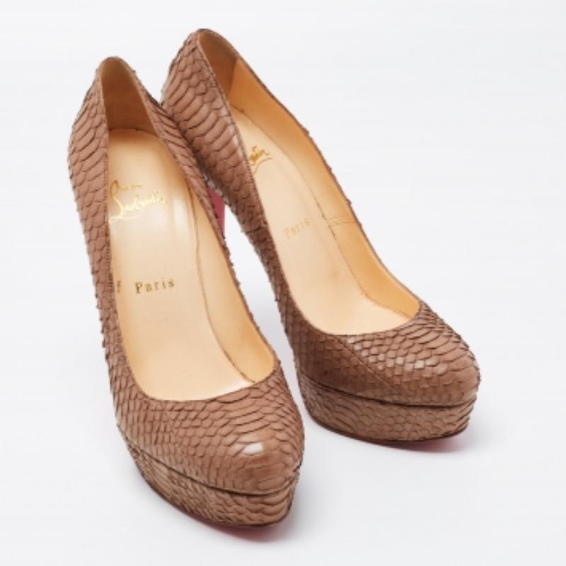 Christian Louboutin Bombas con punta de piel de pitón beige talla 39 Beige en venta
