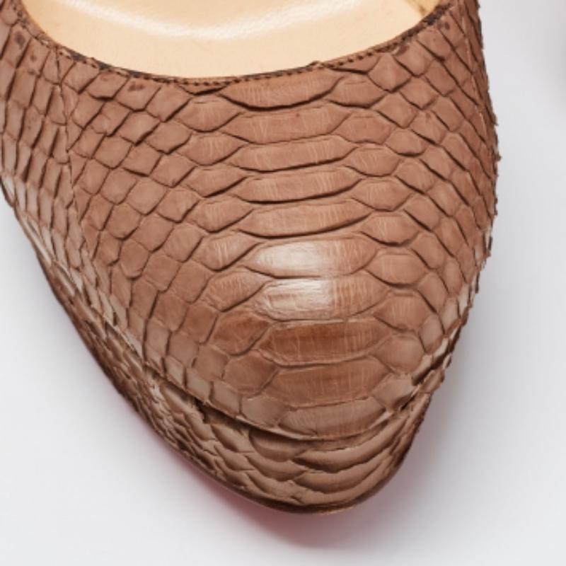 Christian Louboutin Bombas con punta de piel de pitón beige talla 39 en Bueno estado para la venta en Dubai, Al Qouz 2