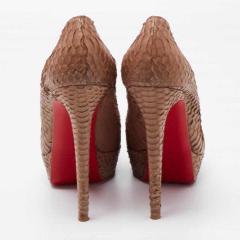 Christian Louboutin Bombas con punta de piel de pitón beige talla 39 en venta 3