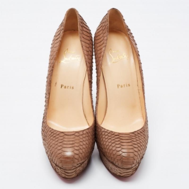 Christian Louboutin Bombas con punta de piel de pitón beige talla 39 en venta 4