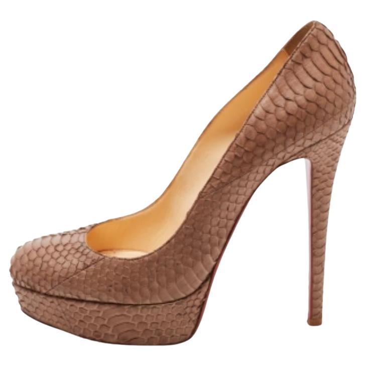 Christian Louboutin Bombas con punta de piel de pitón beige talla 39 en venta