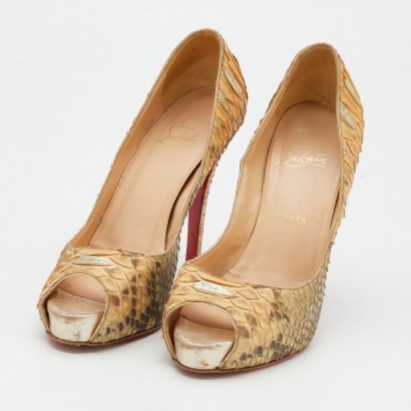 Este par de zapatos de salón Christian Louboutin es un clásico atemporal. Sal a la calle con estilo luciendo estos zapatos de piel de pitón, ideales para cualquier ocasión. Tienen peep toes, plataformas y tacones de 11.5 cm.