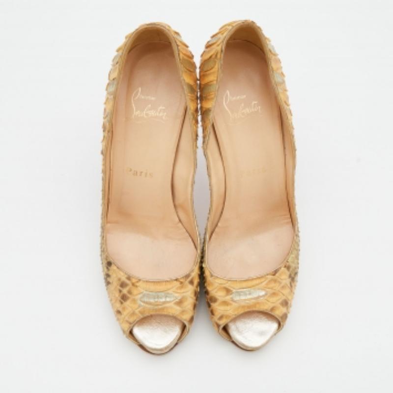 Christian Louboutin Bombas Peep Toe Very Prive de Piel de Pitón Beige Talla 37 en Bueno estado para la venta en Dubai, Al Qouz 2