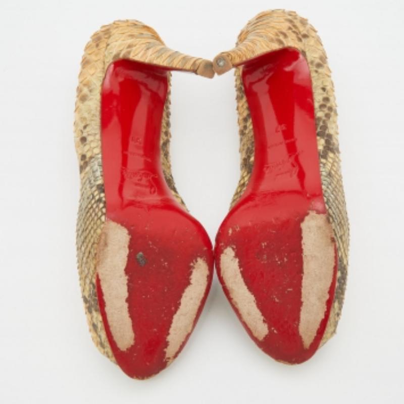 Christian Louboutin Bombas Peep Toe Very Prive de Piel de Pitón Beige Talla 37 en venta 3