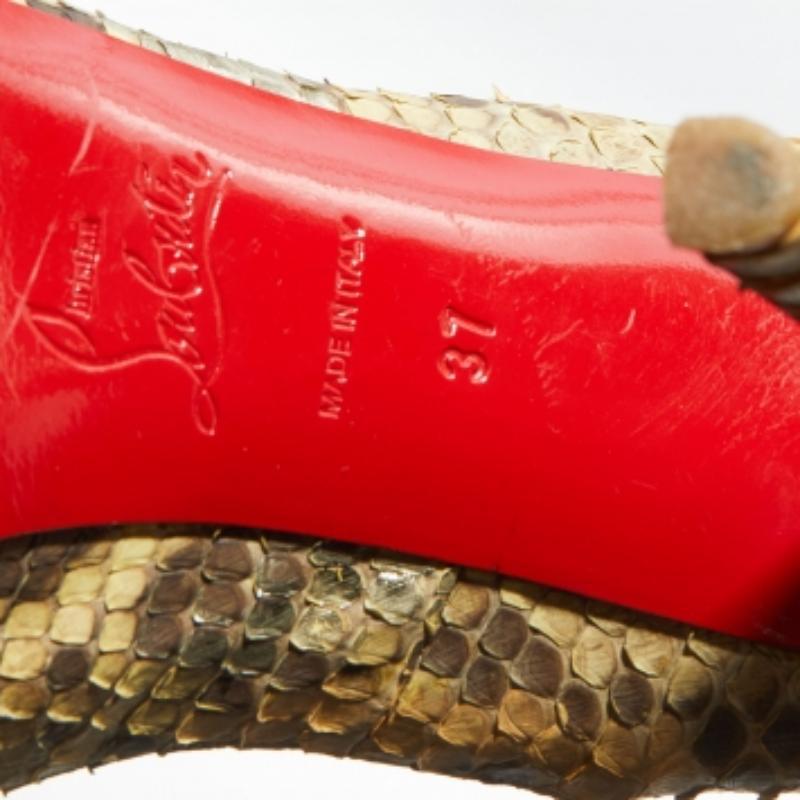 Christian Louboutin Bombas Peep Toe Very Prive de Piel de Pitón Beige Talla 37 en venta 4