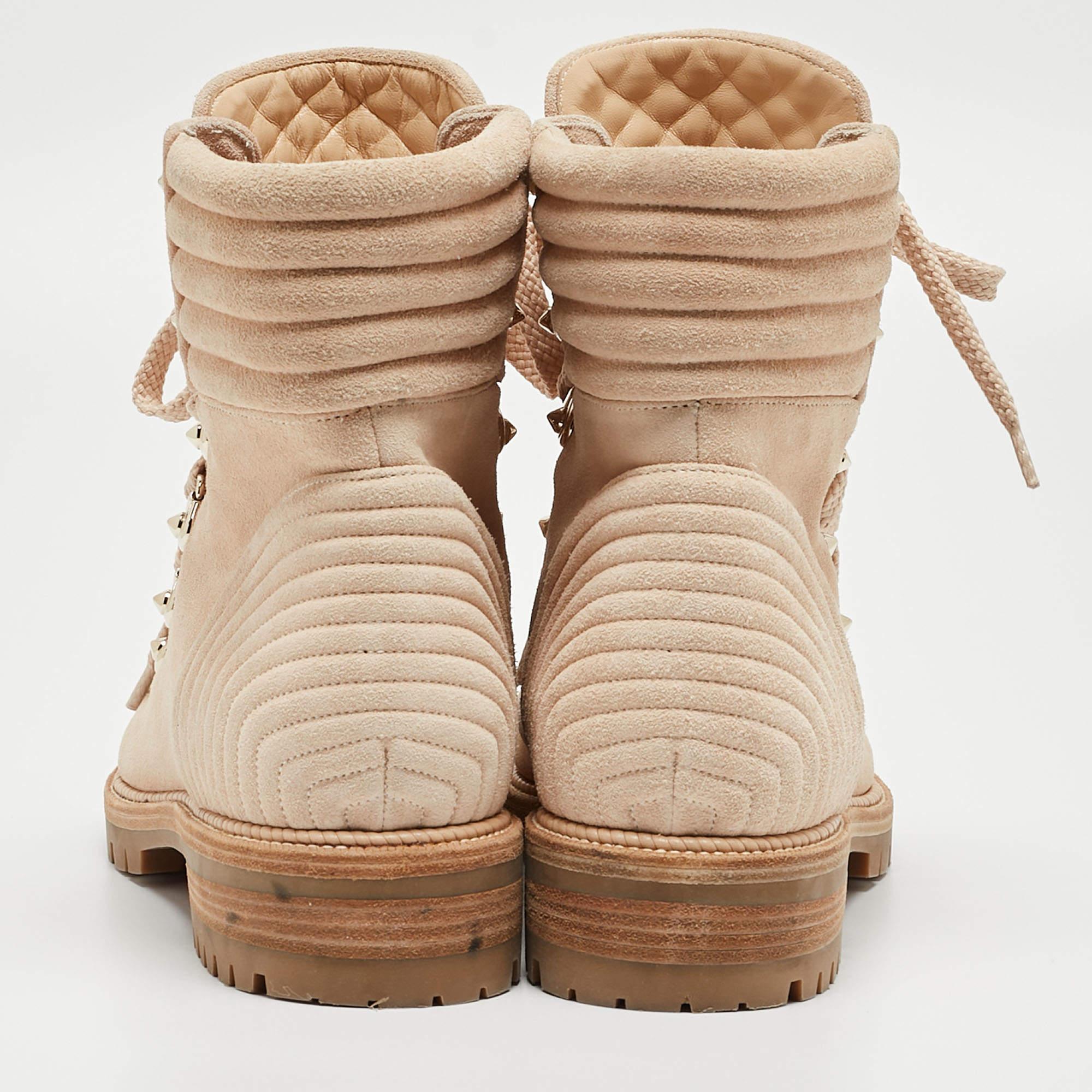 Christian Louboutin Beige Quilted Suede Mad Combat Boots Size 39 In Excellent Condition For Sale In Dubai, Al Qouz 2