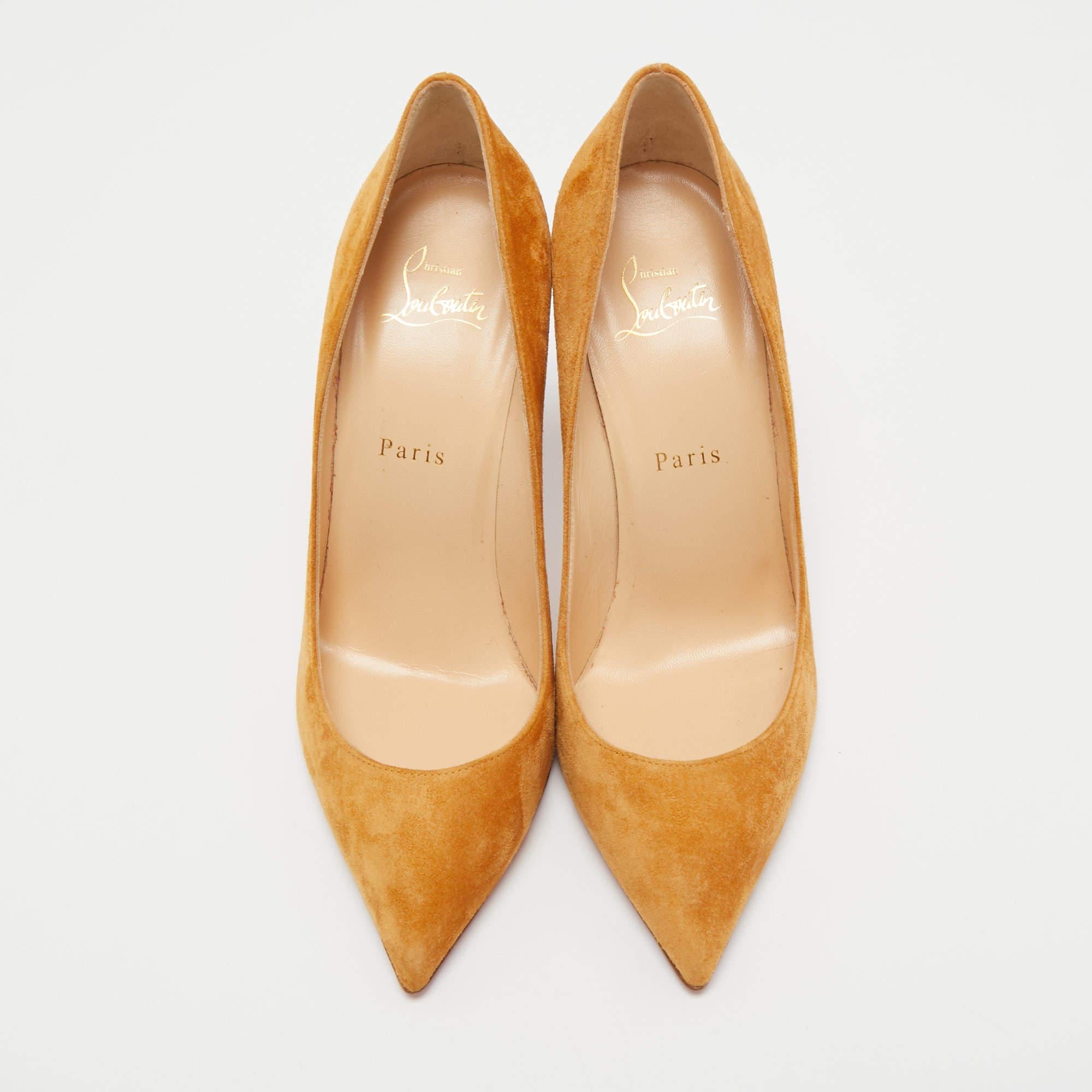 Named after English model Kate Moss, this pair of Christian Louboutin So Kate pumps reflects elegance and sophistication in every step. Proving the brand's expertise in the art of stiletto making, it has been diligently crafted from suede on the