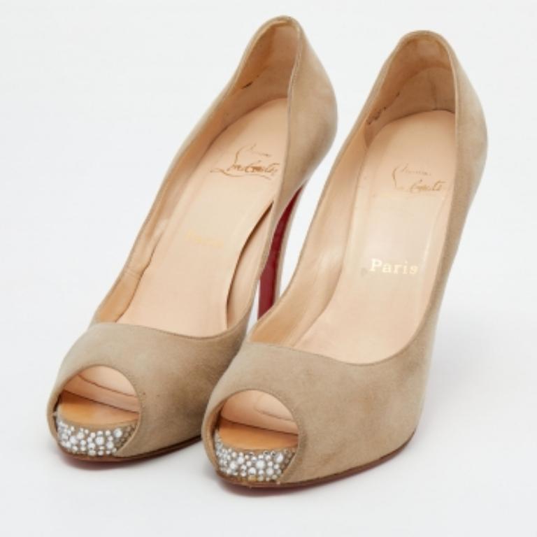 Christian Louboutin Beige Suede Very Prive Crystal Peep Toe Pumps Size 38.5 In Fair Condition For Sale In Dubai, Al Qouz 2