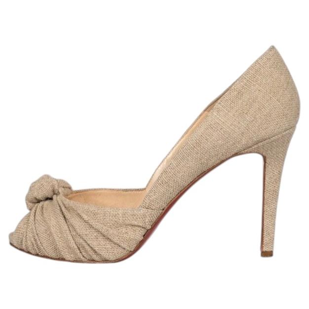 Christian Louboutin Bombas con puntera abierta en textil beige 39,5 en venta