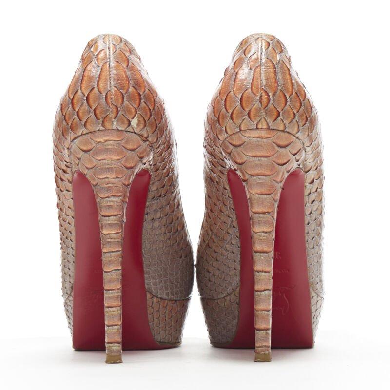 CHRISTIAN LOUBOUTIN Bianca 140 orange grau geschupptes Leder Plateau Pumps EU37.5 Damen im Angebot