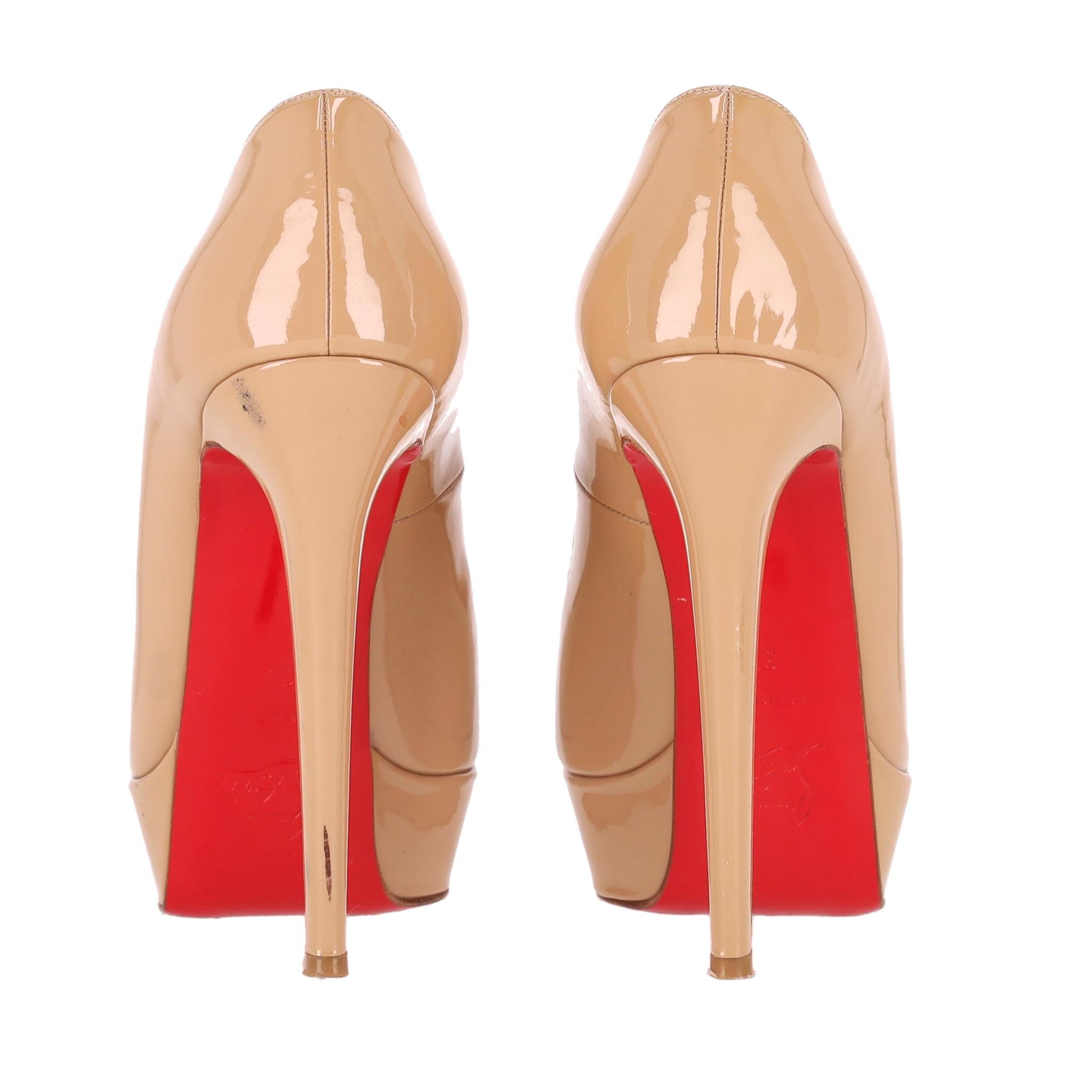 Christian Louboutin Bianca Patent Leather Pumps In Good Condition For Sale In London, GB