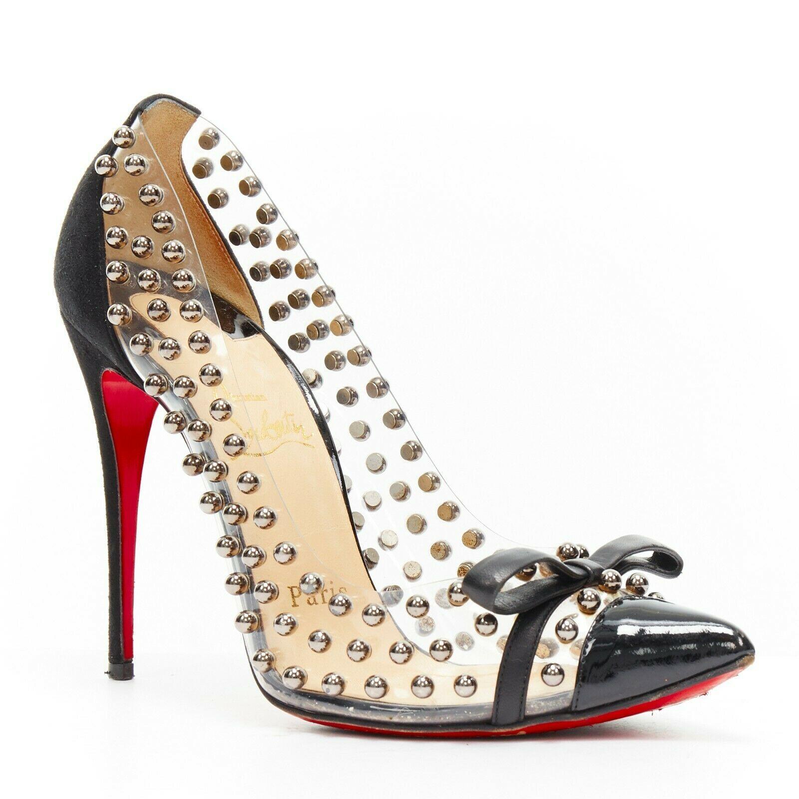 CHRISTIAN LOUBOUTIN Bille Et Boule 100 studded PVC bow patent pointy pump EU37.5
CHRISTIAN LOUBOUTIN
Bille et Boule. 
Black patent leather pointed toe. 
Clear PVC upper. 
Silver-tone rounded stud embellishment. 
Black leather bow detail at toe.