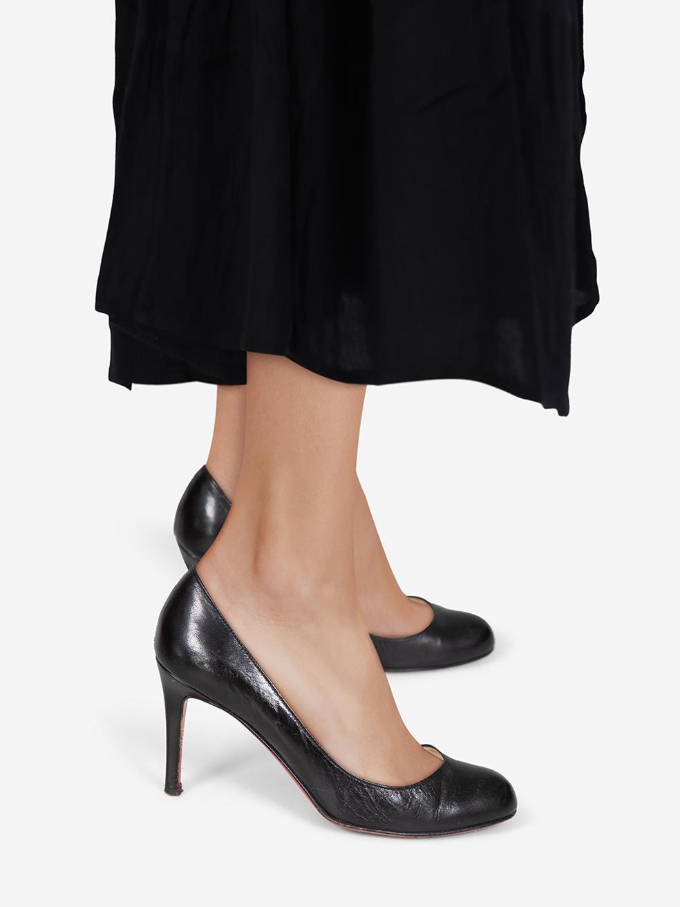 L'ÉTAT est très bon. L'usure des talons est minime. Usure minimale de la boîte à orteils, du talon, du contrefort et des deux côtés des deux chaussures. Marques sur les deux talons et le compteur droit sur ce Christian Louboutin occasion designer