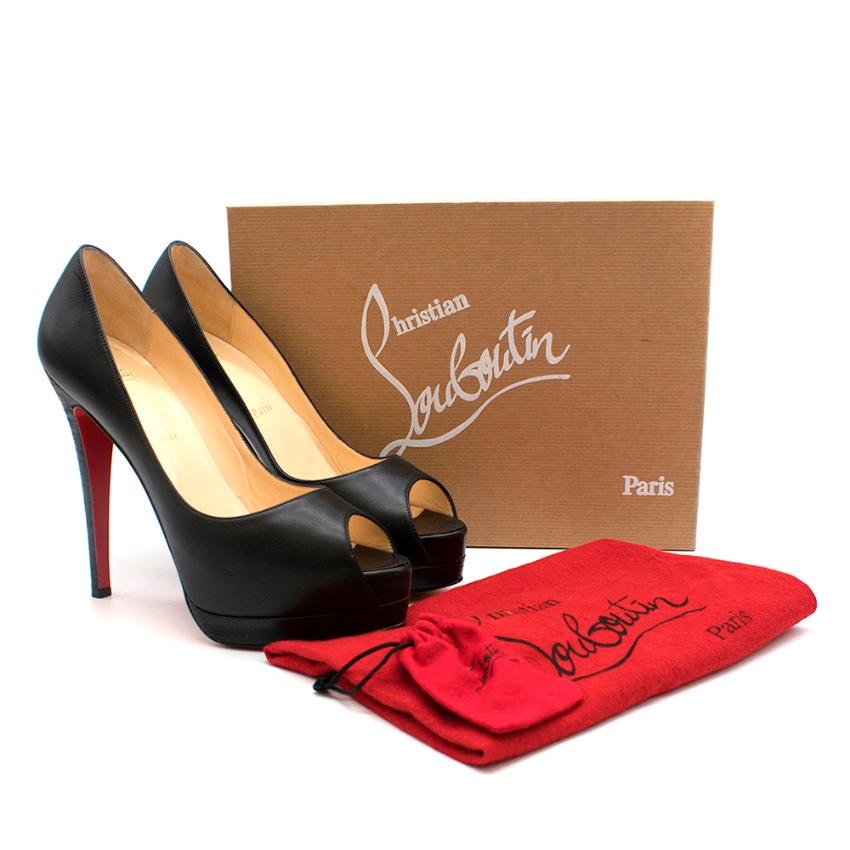 Christian Louboutin Altadama Talons aiguilles en cuir de veau noir. Livré avec la semelle signature rouge. 

-Talons noirs à bouts pointus
-Plateforme
-Haut talon aiguille
- 100% cuir de veau 

Veuillez noter que ces articles sont des articles