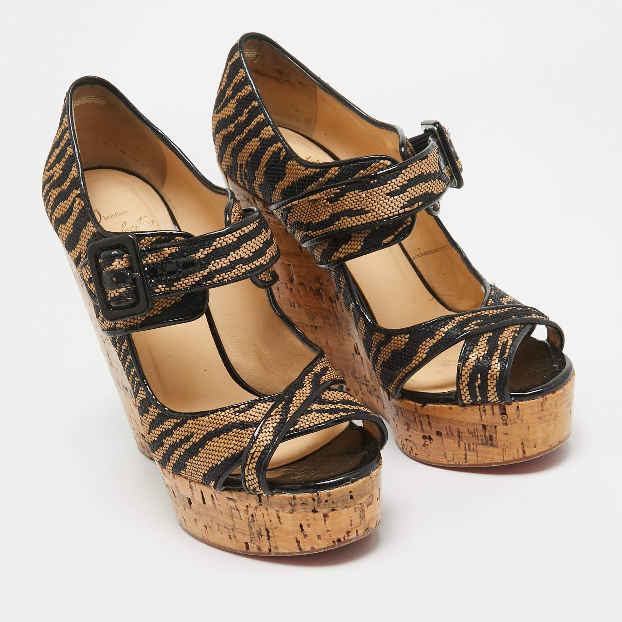 Christian Louboutin escarpins Melisa à talons compensés en toile noire/beige, taille 38 Bon état - En vente à Dubai, Al Qouz 2
