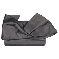 Christian Louboutin Schwarze, detaillierte Satin-Clutch mit Schleife