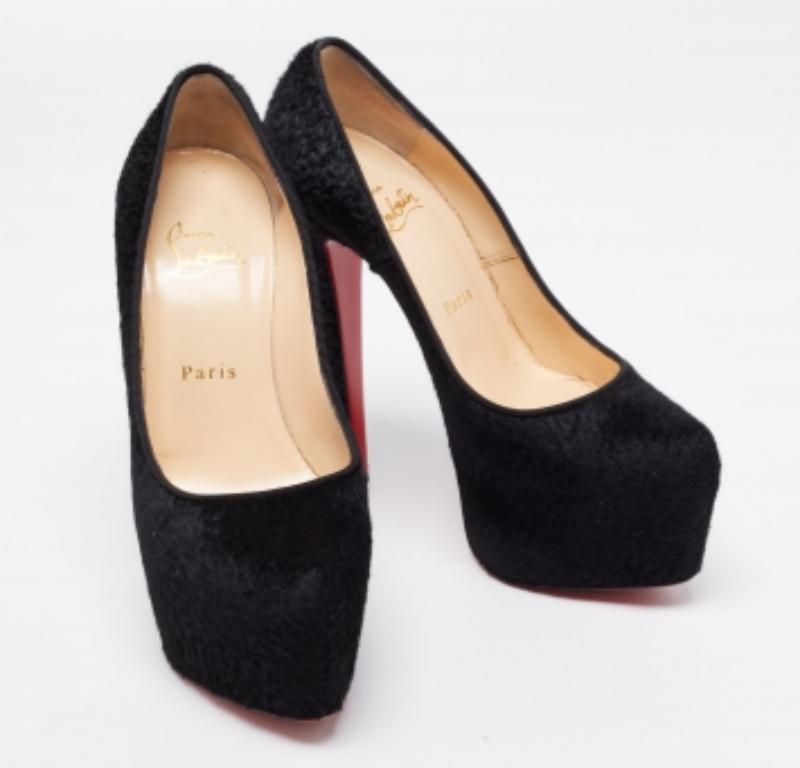 La estética atemporal y la impecable artesanía zapatera de Christian Louboutin quedan patentes en estos impactantes zapatos de salón. Confeccionados con pelo de becerro en un tono negro, sus elegantes cortes acentuarán la curva de tus pies.