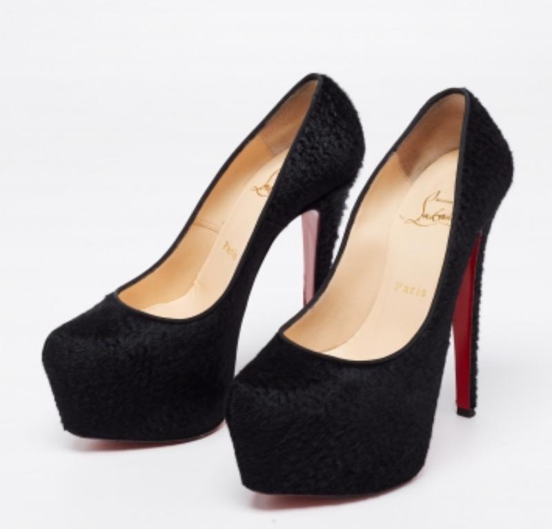 Christian Louboutin Bombas Daffodile de pelo de becerro negro Talla 37 en Bueno estado para la venta en Dubai, Al Qouz 2