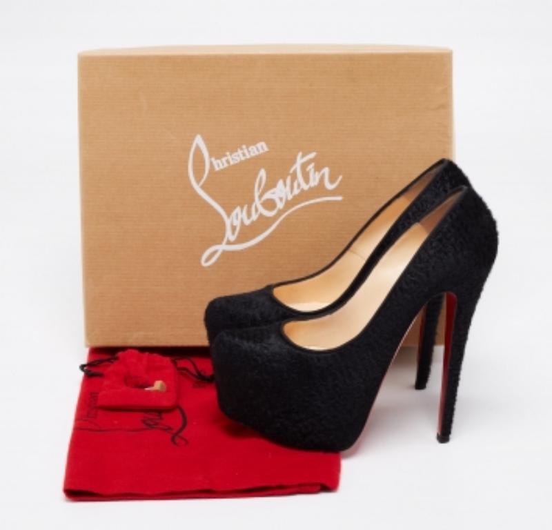 Christian Louboutin Bombas Daffodile de pelo de becerro negro Talla 37 en venta 4