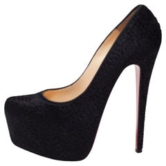 Christian Louboutin Bombas Daffodile de pelo de becerro negro Talla 37