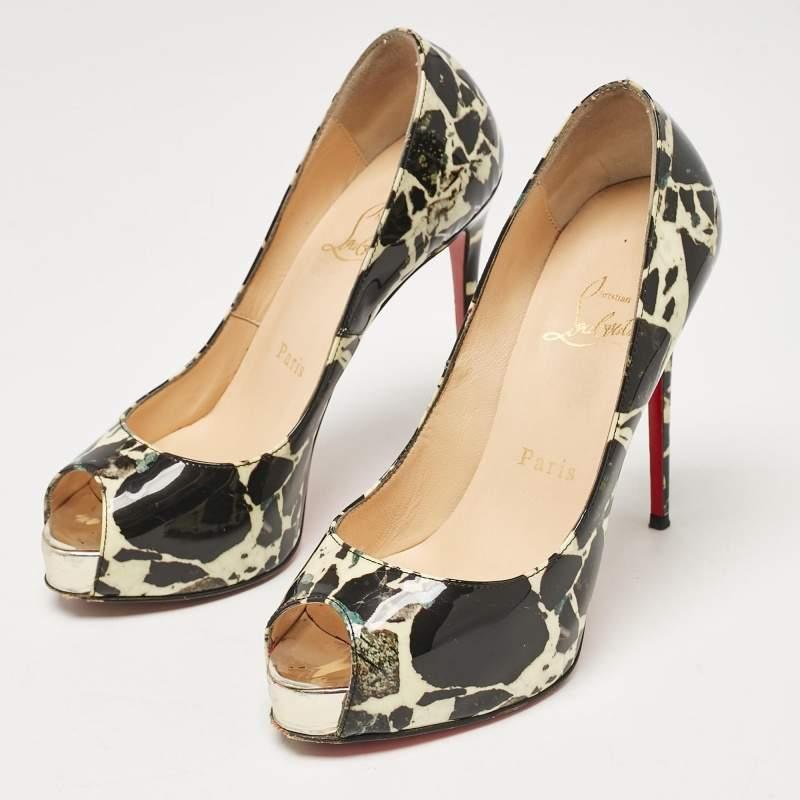 La silhouette architecturale et les découpes précises de cette paire d'escarpins Christian Louboutin témoignent de la maîtrise de la marque dans l'art du talon aiguille. Finement réalisé en cuir verni imprimé  il est porté par des talons de 12 cm.